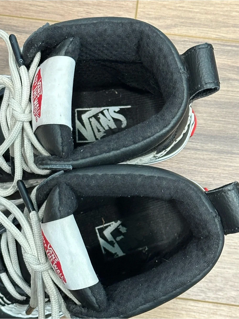 Vans Standard Mid Snow MTE Boot in Black/White Size Boys 4